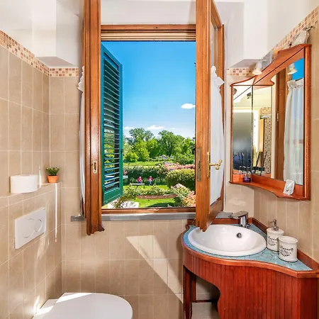 Il Giardino Dei Poeti And Bed and breakfast Lucca